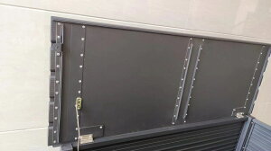 ベンチボックス BB120-BK 軽さと耐久性が自慢の アルミ製 収納ボックス 便利な野外ベンチに!お庭周りの収納箱として! 南京錠 取付け金具付きで 安心安全! 軽い 軽量 収納 ソフトクローズ シンプル おしゃれ アルミ 小さい 小さいサイズ 静か ゆっくり 閉まる