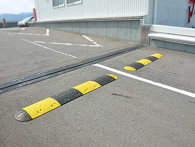 《A250シリーズ》かちっと車1台分　W2500×D350×H50ｍｍ 昔から使用されている定番商品♪　迷ったらコチラおすすめ♪ 減速ロードハンプ（減速帯） HP-AR2500　片側車線用タイプ 　 黒と黄色のストライプで よく目立つ！ 夜間はライトに反射で 視認バツグン！