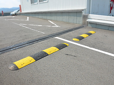 減速ロードハンプ（減速帯）  HP-AR4360    二車線用タイプ  黒と黄色のストライプで よく目立つ！ 夜間はライトに反射で 視認バツグン！