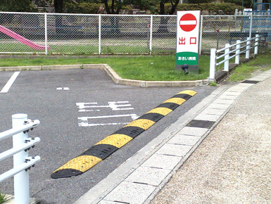 減速ロードハンプ（減速帯）  HP-AR4360    二車線用タイプ  黒と黄色のストライプで よく目立つ！ 夜間はライトに反射で 視認バツグン！