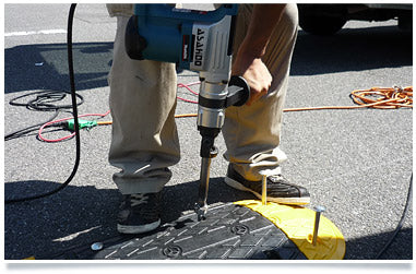 減速ロードハンプ（減速帯）  HP-AR4360    二車線用タイプ  黒と黄色のストライプで よく目立つ！ 夜間はライトに反射で 視認バツグン！